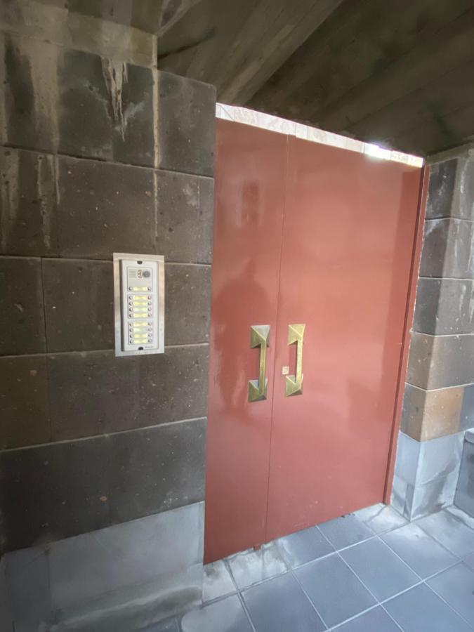 יירבאן Comfortable Apartment In Center מראה חיצוני תמונה